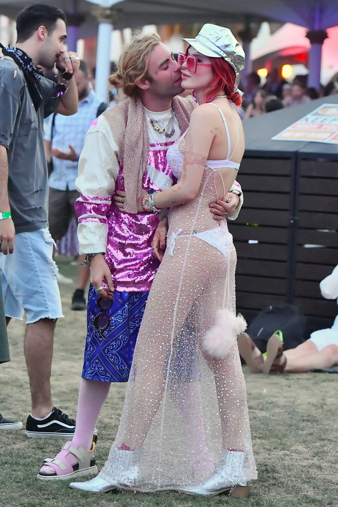 Bella Thorne w prześwitującej sukience Bella Thorne w prześwitującej sukience