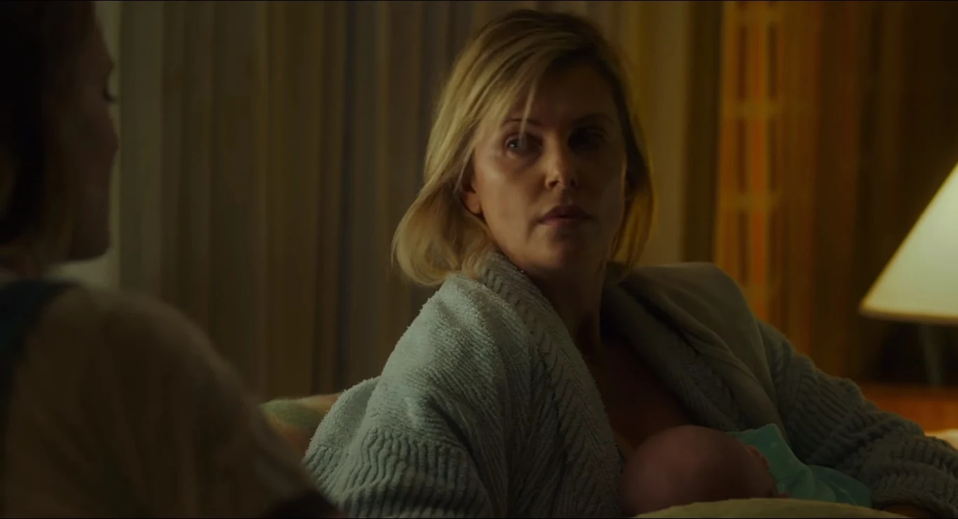 Przygotowując się do roli, po raz kolejny Charlize Theron przeszła metamorfozę, przytyła 18 kilogramów. Podkreśla, że chętniej wciela się w prawdziwych ludzi niż piękności czy "dziewczyny z sąsiedztwa".

"Nigdy nie rozumiałam ludzi, którzy dla roli nie chcą poddać się transformacji. Dla mnie to cała radość wynikająca z tej pracy. Masz okazję wejść w ciało zupełnie nowej osoby. Nie chodzi tu o odwagę. Nie wyobrażam sobie wcielenia się w tę postać bez przybierania na wadze. To nieustanne zmęczenie, to jak czujesz się ze swoim ciałem, jak zmienia się twoja twarz. Wszystko, dłonie, palce, rozmiar buta" - wyjaśnia.