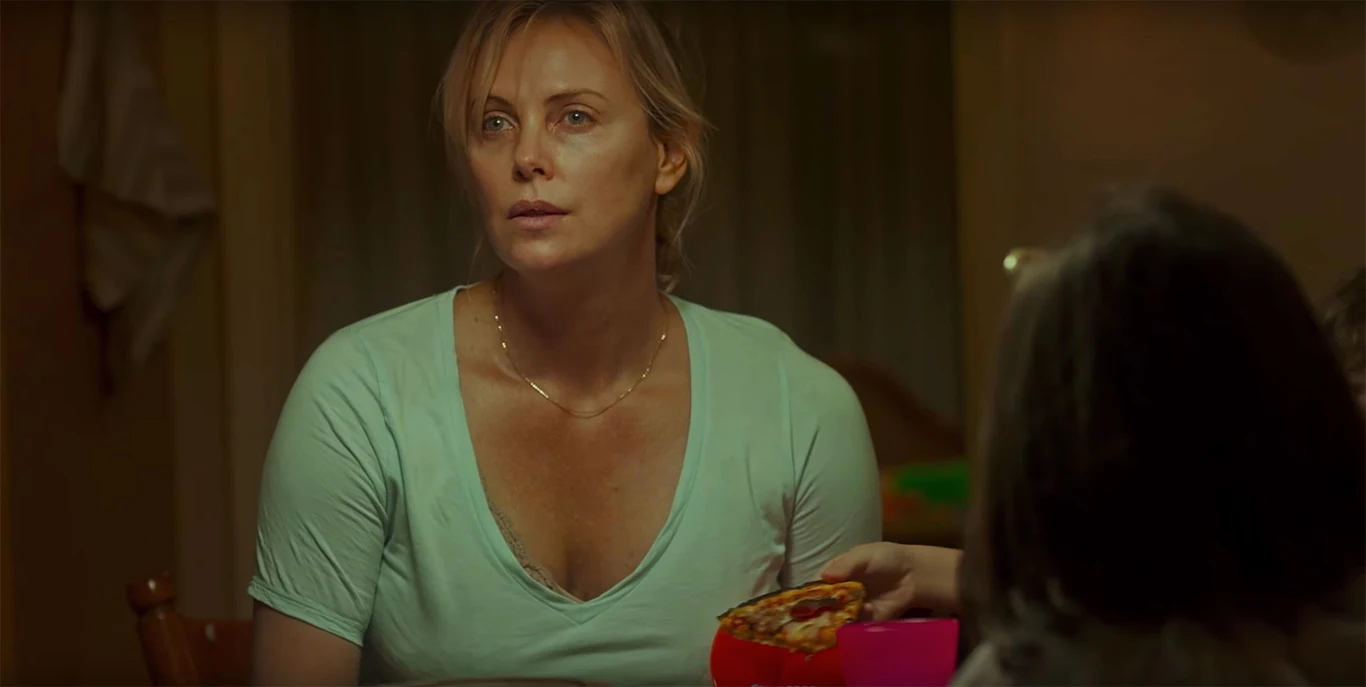 "Tully", film twórców "Juno", to słodko-gorzki obraz prawdy o macierzyństwie, którego ucieleśnieniem jest Charlize Theron. Aktorka, która do roli w obrazie przytyła 18 kg, podkreśla, że temat depresji poporodowej to problem, którego nie można zamykać w ciasnym pudełku z podpisem "zmęczona matka".

Dwójka małych dzieci i noworodek - to macierzyńska żonglerka matczyną codziennością, z którą musi uporać się Marlo, główna bohaterka filmu "Tully". W wywiadzie dla "Elle" Charlize Theron, która wciela się w rolę Marlo, przyznaje, że inspiracją dla jej postaci była jej bliska przyjaciółka
Reklama

"Moja przyjaciółka Ashlee była dla mnie wielką inspiracją w trakcie pracy nad 'Tully'. Widziałam, jak zmaga się z depresją poporodową. Miała taki moment, kiedy przyszła i powiedziała: 'Nie wiem jak mam się teraz czuć. Nie czuję się sobą'" - wspomina w wywiadzie aktorka. Charlize Theron sama wychowuje dwójkę adoptowanych dzieci i zdradza, że rozumie postawę głównej bohaterki, która sama chce podołać wszystkim obowiązkom. Podobnie jak Marlo z trudem przyjmowała pomoc innych. Do domu jej bohaterki puka tajemnicza niania, Tully... Młoda, piękna i zwariowana opiekunka szybko wywraca do góry nogami życie całej rodziny. W przypadku aktorki z pomocą zawsze spieszą jej mama i przyjaciele.

"Nie przeżyłam 30-godzinnego porodu, okresu ciąży, nie przeżyłam tych wszystkich fizycznych aspektów. Zatem nie miałam problemu, żeby wstawać w nocy co dwie godziny. Niektóre kobiety to uwielbiają, inne nie. Nadszedł czas, aby pokazać, że depresji poporodowej nie da się wcisnąć do ciasnego pudełka" - podkreśla.