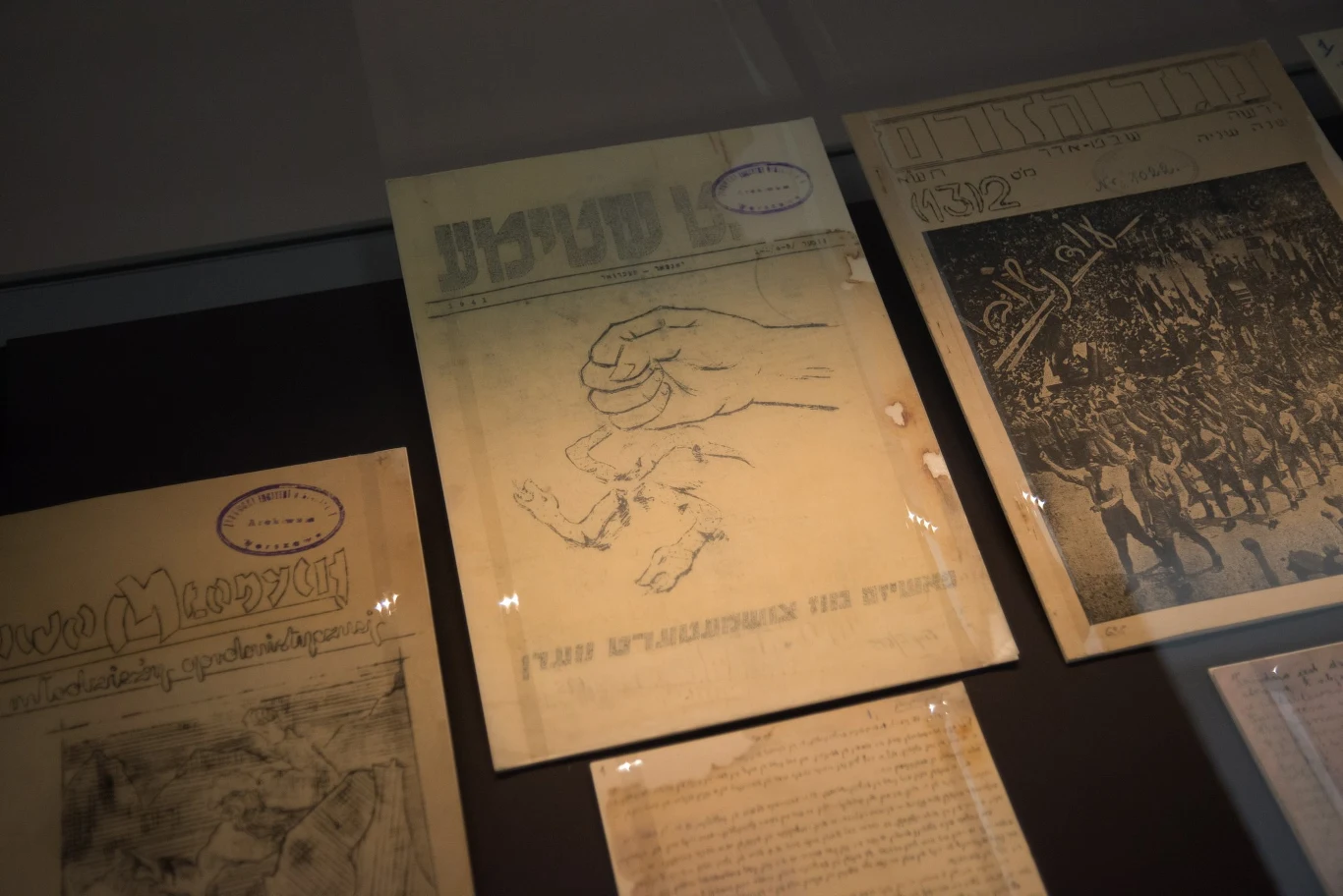 Wystawa dokumentów zgromadzonych przez dr Ringelbluma i utworzonego przez niego Konspiracyjnego Archiwum Getta Warszawy w Muzeum Historii Żydów Polskich Wystawa dokumentów zgromadzonych przez dr Ringelbluma i utworzonego przez niego Konspiracyjnego Archiwum Getta Warszawy w Muzeum Historii Żydów Polskich