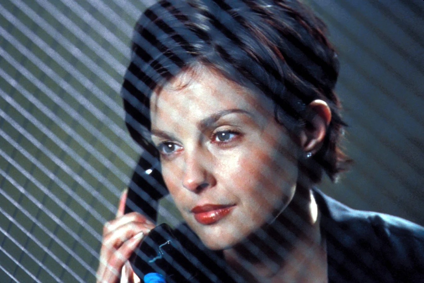 W filmie "Bez przedawnienia" Judd oglądaliśmy w roli specjalizującej się w prawie karnym adwokat, która zmuszona jest bronić własnego męża.

"Zależało nam, by Claire była zbuntowana, inteligentna i skomplikowana wewnętrznie, a Ashley jest aktorką odważną i błyskotliwą. Uosabia wszystkie te cechy, które powinna mieć grana przez nią bohaterka" - mówił jeden z producentów obrazu.

W 2002 roku Judd oglądaliśmy jeszcze u boku Sandry Bullock w filmie "Boskie sekrety siostrzanego stowarzyszenia Ya Ya", dwa lata później zagrała zaś wyróżnioną nominacją do Złotego Globu rolę żony Cole'a Portera w biograficznym filmie "De-Lovely". W tym momencie skończyła się jednak dobra passa aktorki.