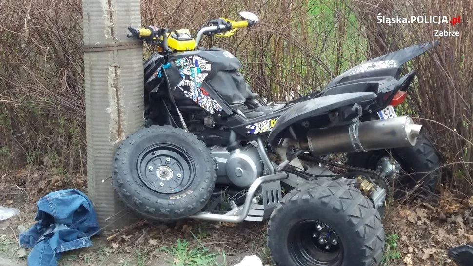 Quad z dużą siłą uderzył w słup