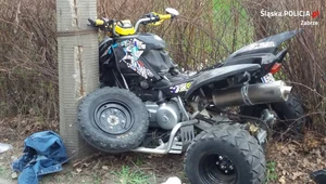 Quad z dużą siłą uderzył w słup