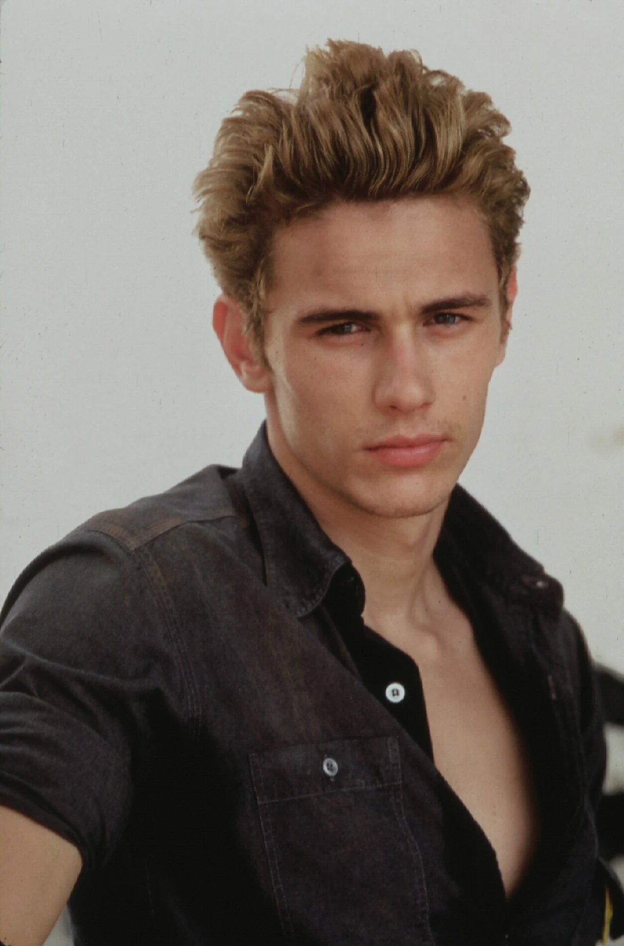 Następnie młody artysta zagrał dwie duże, ale niezbyt wymagające role w komedii romantycznej "Wszystkie chwyty dozwolone" i dramacie muzycznym "Sukces za wszelką cenę", po których dostał pierwsze prawdziwe wyzwanie aktorskie. Zaproponowano mu tytułową rolę w telewizyjnym filmie biograficznym "James Dean - buntownik?". Aktorowi znakomicie udało się oddać złożoność tej legendarnej postaci, za co został doceniony Złotym Globem i nominacją do Emmy. Podczas przygotowywania się do roli Franco nauczył się m.in. jazdy na motorze i gry na gitarze, a także zaczął palić papierosy i całe dnie spędzał na studiowaniu filmów Deana, czytaniu jego biografii i rozmowach z jego znajomymi.