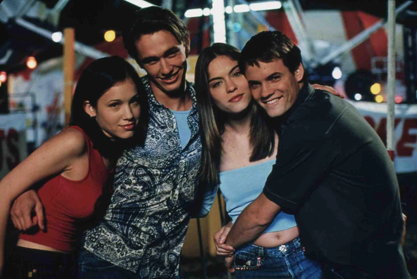 Niegrzeczny chłopiec Hollywood, James Franco, obchodzi 40. urodziny.

Od zawsze marzył o tym, by grać. Mimo że ze względu na matkę, Betsy Verne, żydowską imigrantkę z Rosji, poetkę i edytorkę zdecydowanie bliżej mu było do literatury, to on widział siebie jedynie w roli aktora. I chociaż studiował nawet język angielski na Uniwersytecie Kalifornijskim w Los Angeles, to rzucił studia zaledwie po roku. Wolał uczęszczać na piętnastomiesięczny kurs aktorstwa pod kierunkiem Roberta Carnegie w Playhouse West. Nie przeraziło go nawet to, że aby zarobić na zajęcia, musiał pracować na nocnej zmianie w restauracji McDonald's.

Lekcje aktorstwa dały jednak efekt i 19-letni Franco po raz pierwszy pojawił się na małym ekranie. Zagrał w jednym z odcinków serialu "Niebieski Pacyfik". Następnie pojawił się w kolejnym serialu "Portret zabójcy" oraz w telewizyjnym filmie kryminalnym "Policyjna odznaka".