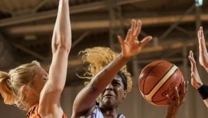 Zawodniczka CCC Polkowice Magdalena Leciejewska (L) i Cheyenne Parker (P) z Wisły CanPack Kraków