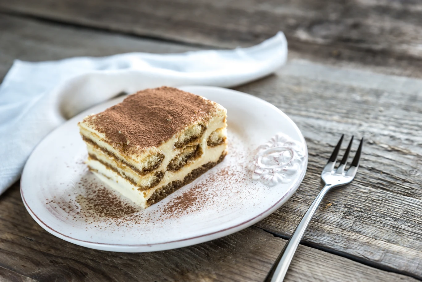 Tiramisu to włoski deser zrobiony z biszkoptów, mascarpone i espresso. Tiramisu to włoski deser zrobiony z biszkoptów, mascarpone i espresso.