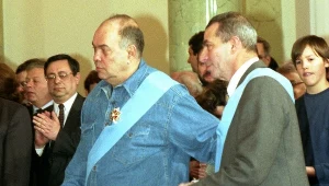 Rok 1993. Jacek Kuroń i Karol Modzelewski odznaczenia Orderami Orła Białego