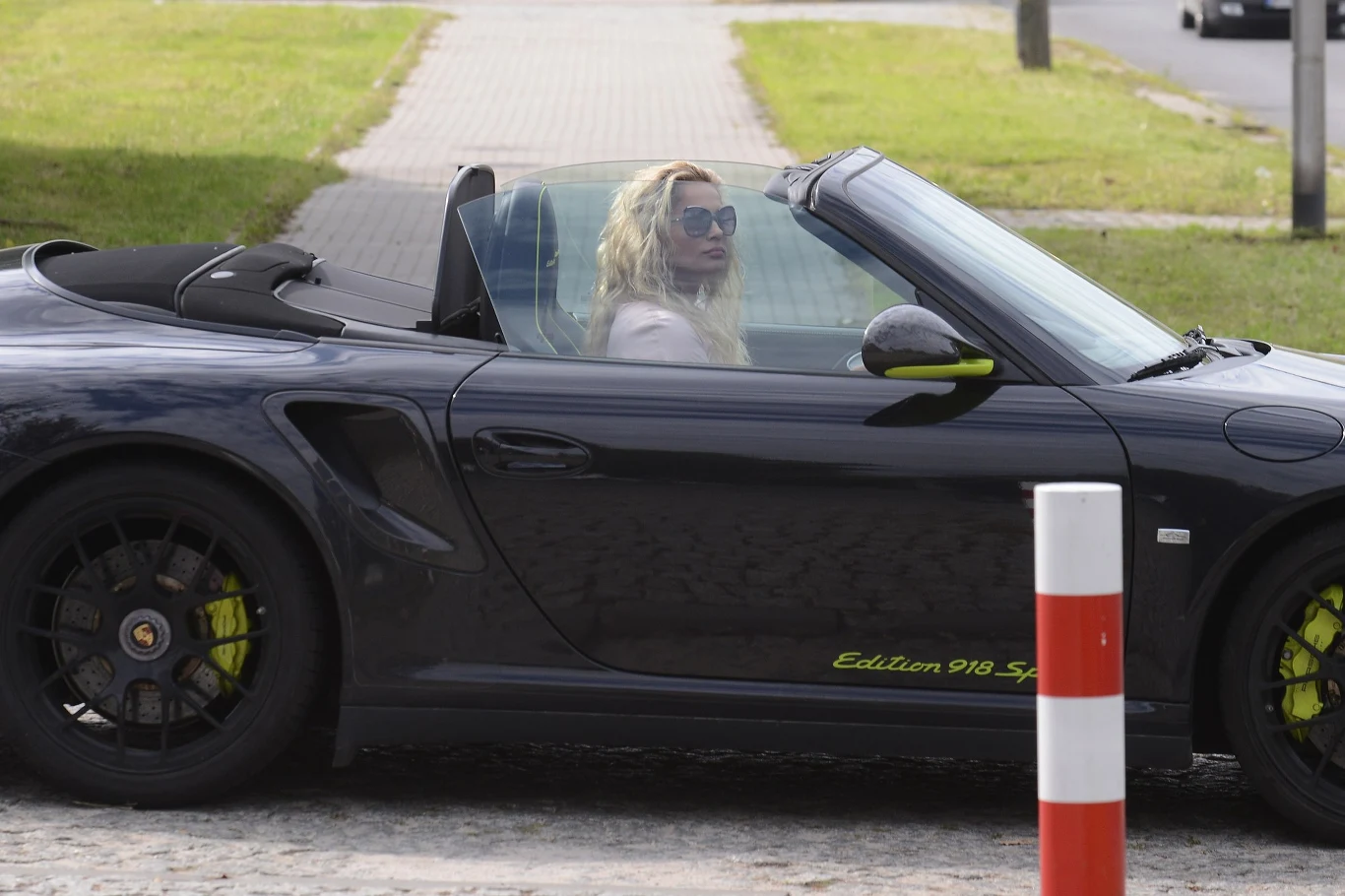 Joanna Liszowska w porsche (2014 r.) Joanna Liszowska w porsche (2014 r.)