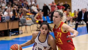 Zawodniczka 1KS Ślęzy Wrocław Elina Dikeoulakou (P) i Jennifer O'Neill (L) z Artego Bydgoszcz