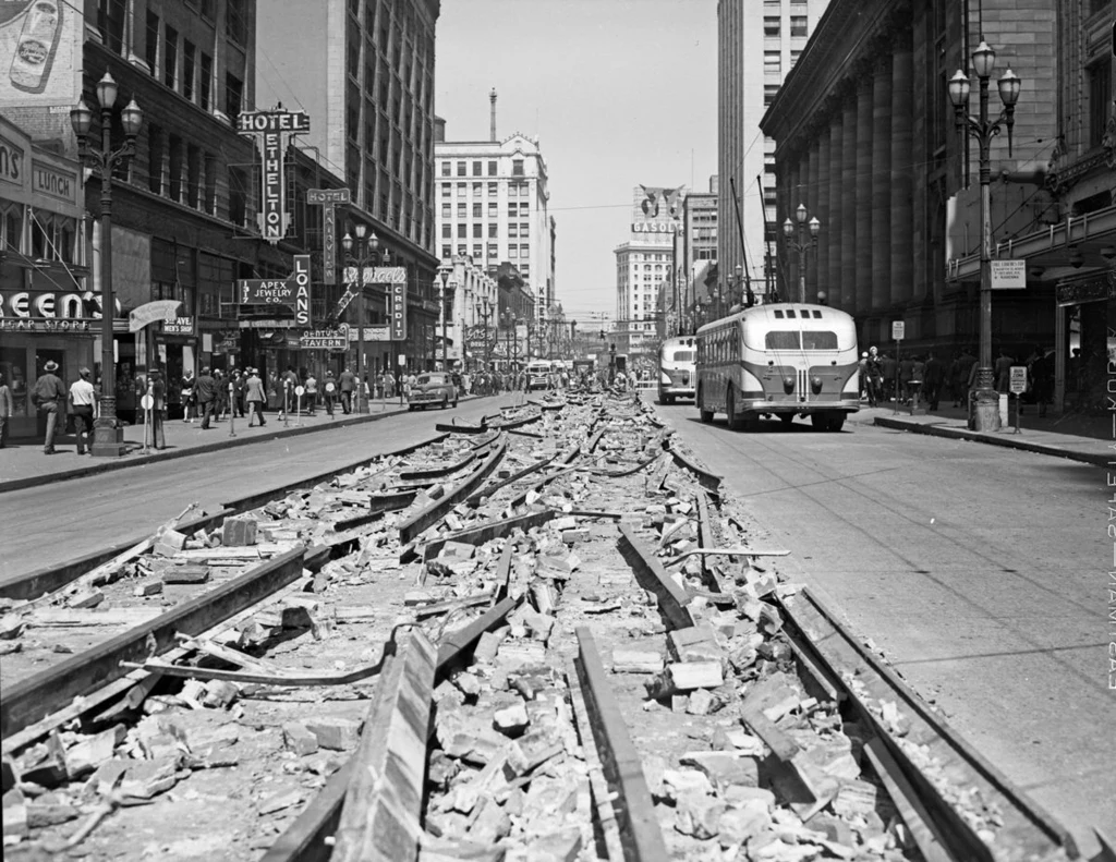 Demontowane torowisko na Third Avenue w Seattle. Po prawiej autobusy GM. W Seattle komunikacja publiczna była jedną z najbardziej wydajnych w USA. Do dziś tej wydajności nie odzyskała