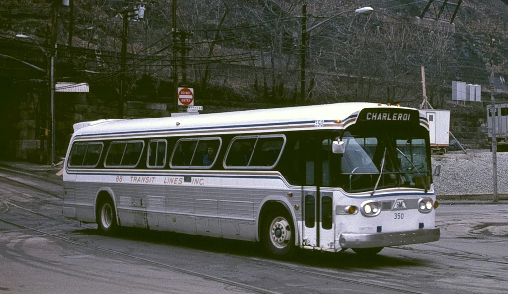 W wyniku spisku większość komunikacji miejskiej przejęły firmy powiązane z GM, operujące na autobusach tej marki. Pittsburgh, 1984