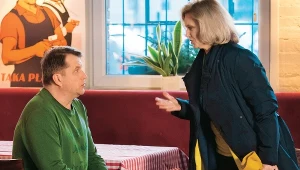Marek oznajmi, że nie zgadza się na sprzedaż mieszkania. W tym momencie Danuta zapyta, dlaczego chce ją skazać na życie w miejscu, z którym wiąże się tyle wspomnień, skoro już wiadomo, że między nimi koniec