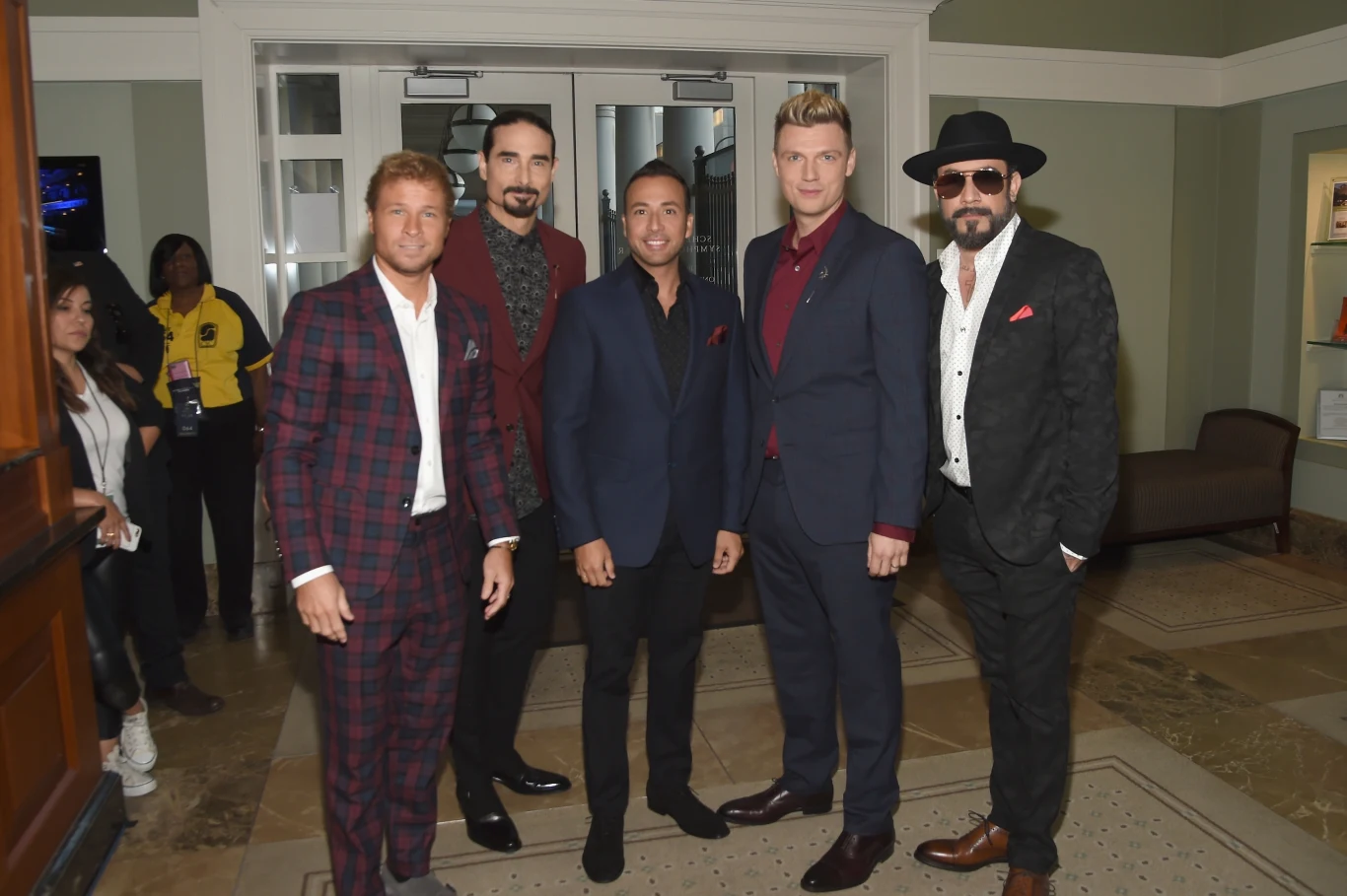 Zespół Backstreet Boys to jeden z najpopularniejszych boysbandów w historii muzyki, który podbijał serca fanów w latach 90. Zespół w ciągu całej swojej kariery sprzedał ponad 130 milionów egzemplarzy swoich płyt, stając się najlepiej sprzedającym się boysbandem w historii i jedną z najlepiej sprzedających się formacji na świecie. Jak dziś wyglądają członkowie tej kultowej dla wielu grupy? 