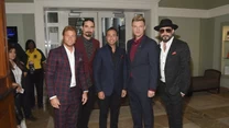 Zespół Backstreet Boys to jeden z najpopularniejszych boysbandów w historii muzyki, który podbijał serca fanów w latach 90.   Zespół w ciągu całej swojej kariery sprzedał ponad 130 milionów egzemplarzy swoich płyt, stając się najlepiej sprzedającym się boysbandem w historii i jedną z najlepiej sprzedających się formacji na świecie. Jak dziś wyglądają członkowie tej kultowej dla wielu grupy? 