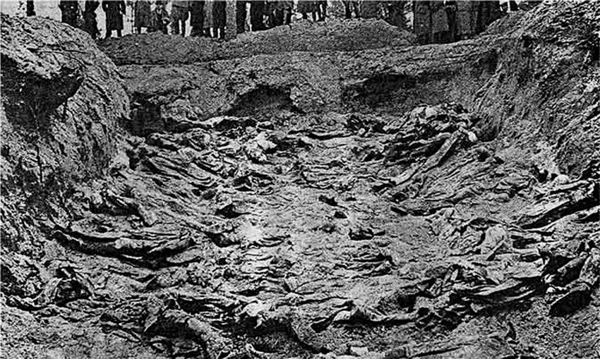 Masowy grób zamordowanych przez Sowietów polskich oficerów – ekshumacja w 1943 roku Masowy grób zamordowanych przez Sowietów polskich oficerów – ekshumacja w 1943 roku