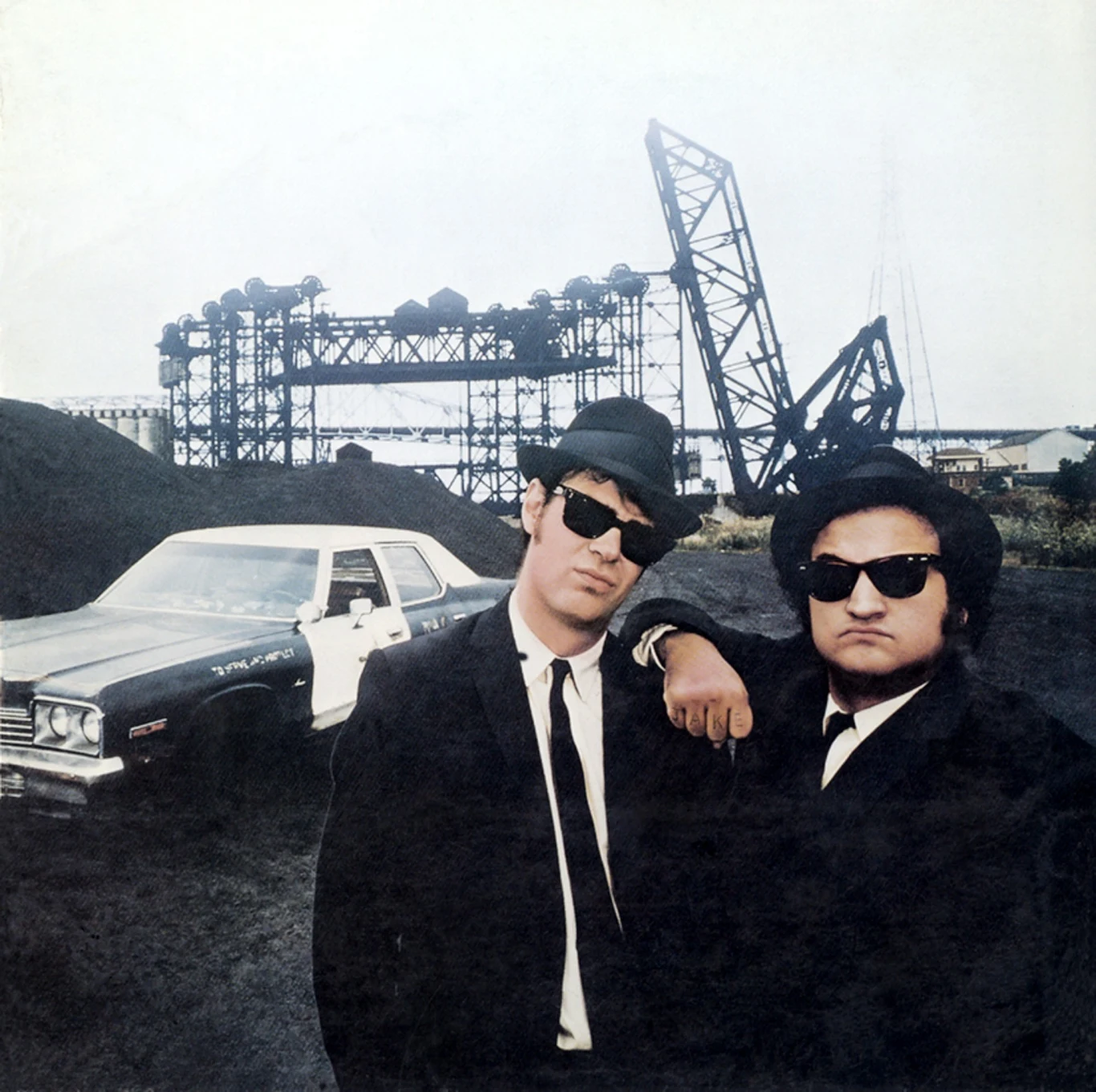 Film promowała specjalnie nagrana na tę okazję ścieżka dźwiękowa. "The Blues Brothers: Music From The Soundtrack", która trafiła na 13. miejsce listy Billboard. Również w 1980 roku ukazała się płyta "Made In America", jednak nie cieszyła się już tak dużym zainteresowaniem. Mimo wpadki sprzedażowej, aktorsko-muzyczny projekt wciąż nie narzekał na brak popularności. 