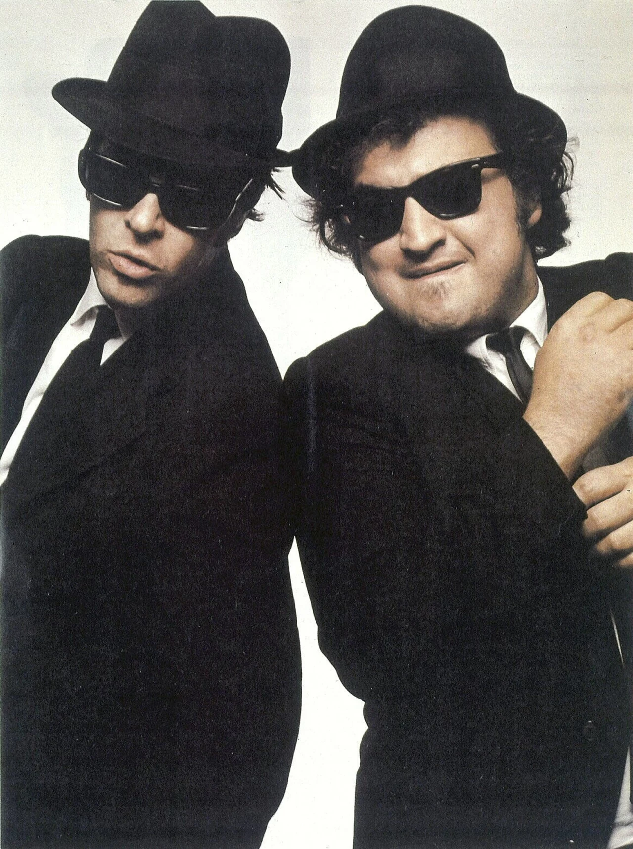 Belushi i Aykroyd przy tworzeniu własnego zespołu wzorowali się na soulowych kapelach z lat 60., w tym również na duecie Sam & Dave. To właśnie jego piosenkę – "Soul Man" – The Blues Brothers wykonali w swoim telewizyjnym debiucie 22 kwietnia 1978 roku. Ponadto zagrali wtedy utwór "Hey Bartender". Belushi i Aykroyd przy tworzeniu własnego zespołu wzorowali się na soulowych kapelach z lat 60., w tym również na duecie Sam & Dave. To właśnie jego piosenkę – "Soul Man" – The Blues Brothers wykonali w swoim telewizyjnym debiucie 22 kwietnia 1978 roku. Ponadto zagrali wtedy utwór "Hey Bartender".