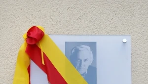 Odsłonięcie tablicy upamiętniającej Gustawa Holoubka, wybitnego aktora, reżysera, pedagoga, dyrektora Teatru Ateneum w latach 1996-2008, 21 bm. na kamienicy przy ul. Narbutta 53 w Warszawie.