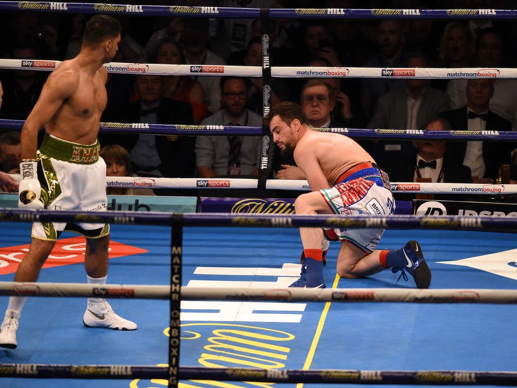 Amir Khan (z lewej) i Phil Lo Greco Amir Khan (z lewej) i Phil Lo Greco