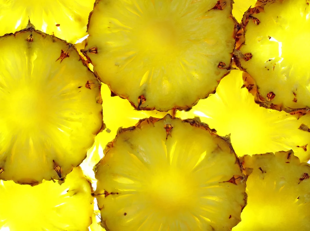 Ananas zawiera bromelainę, enzym, który ma silne działanie przeciwzapalne Ananas zawiera bromelainę, enzym, który ma silne działanie przeciwzapalne