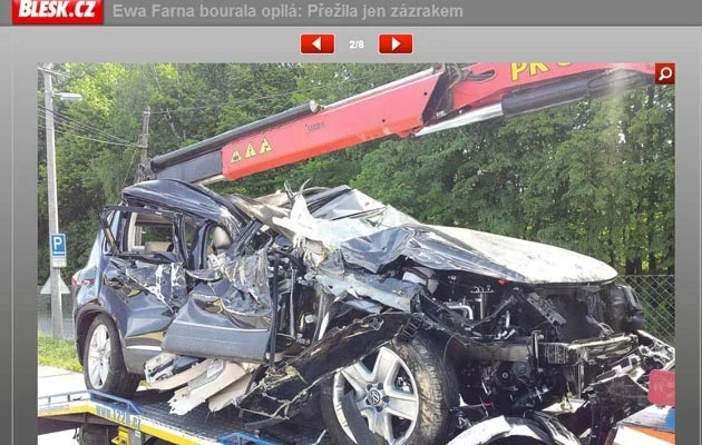Zdjęcie zmiażdżonego Volksvagena Ewy Farnej zamieścił czeski portal blesk.cz. Zdjęcie zmiażdżonego Volksvagena Ewy Farnej zamieścił czeski portal blesk.cz.