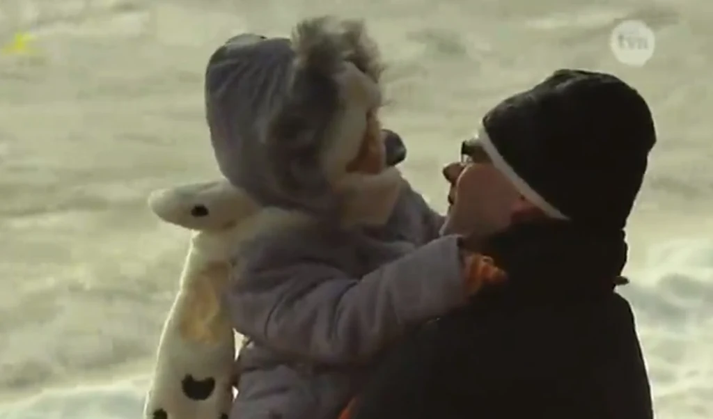 Krzysztof Wasita została sam z córeczką (Screen "W milczeniu" reż. Ewa Ewart/TVN)