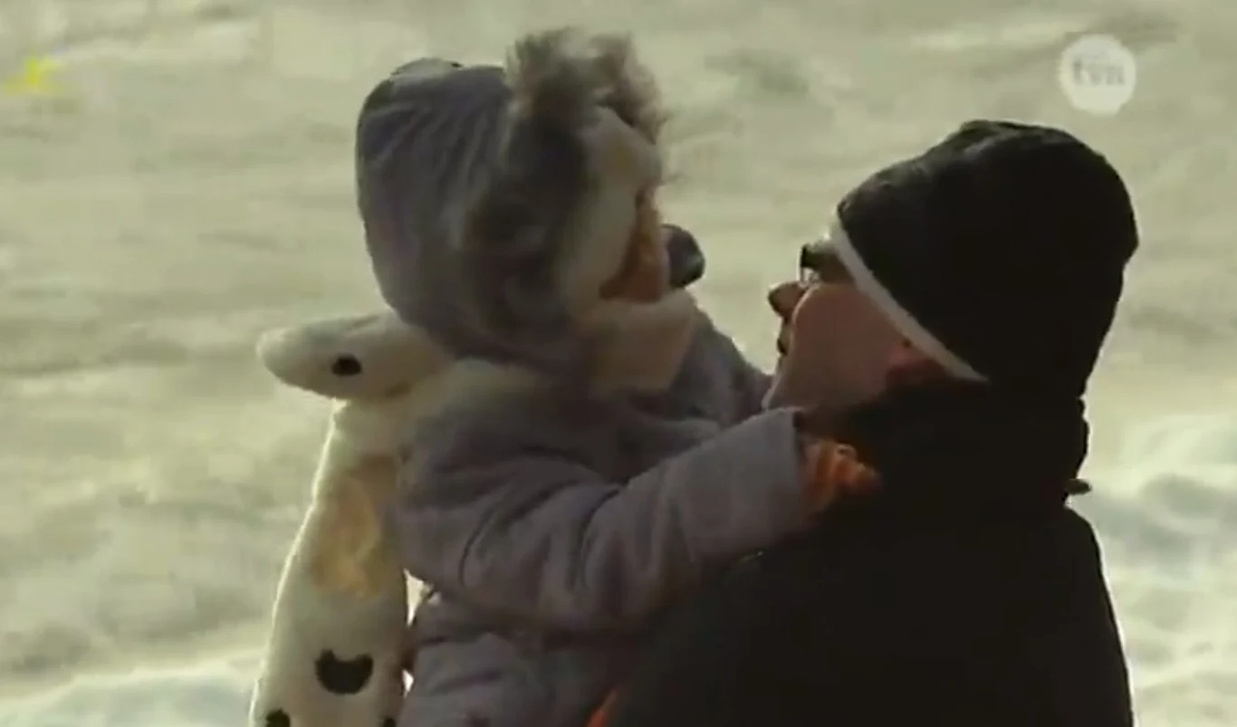 Krzysztof Wasita została sam z córeczką (Screen "W milczeniu" reż. Ewa Ewart/TVN) Krzysztof Wasita została sam z córeczką (Screen "W milczeniu" reż. Ewa Ewart/TVN)