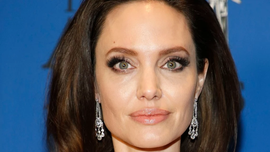 Angelina Jolie lubi chodzić w rozpuszczonych włosach. Olejowanie to jej klucz do sukcesu