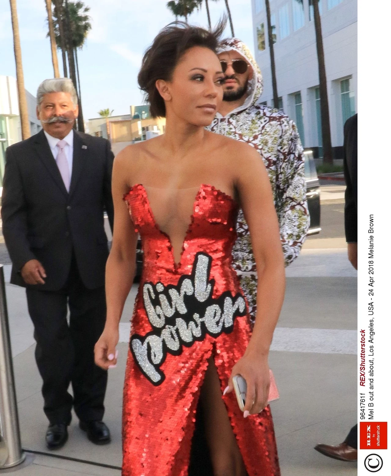 Mel B, która pełni obecnie funkcję jurora w amerykańskim "Mam talent", na nagrania programu założyła sukienkę z feministycznym hasłem "girl power". Wokalistka zdobyła sławę jako członkini kultowej kobiecej grupy Spice Girls, która cieszyła się ogromnym zainteresowaniem w latach 90. Mel B, która pełni obecnie funkcję jurora w amerykańskim "Mam talent", na nagrania programu założyła sukienkę z feministycznym hasłem "girl power". Wokalistka zdobyła sławę jako członkini kultowej kobiecej grupy Spice Girls, która cieszyła się ogromnym zainteresowaniem w latach 90.