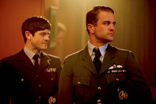Iwan Rheon jako Jan Zumbach i Milo Gibson jako John Kent Iwan Rheon jako Jan Zumbach i Milo Gibson jako John Kent