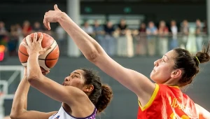Koszykarka Artego Bydgoszcz Jennifer O'Neill (z lewej) i Tijana Ajduković z 1KS Ślęzy Wrocław