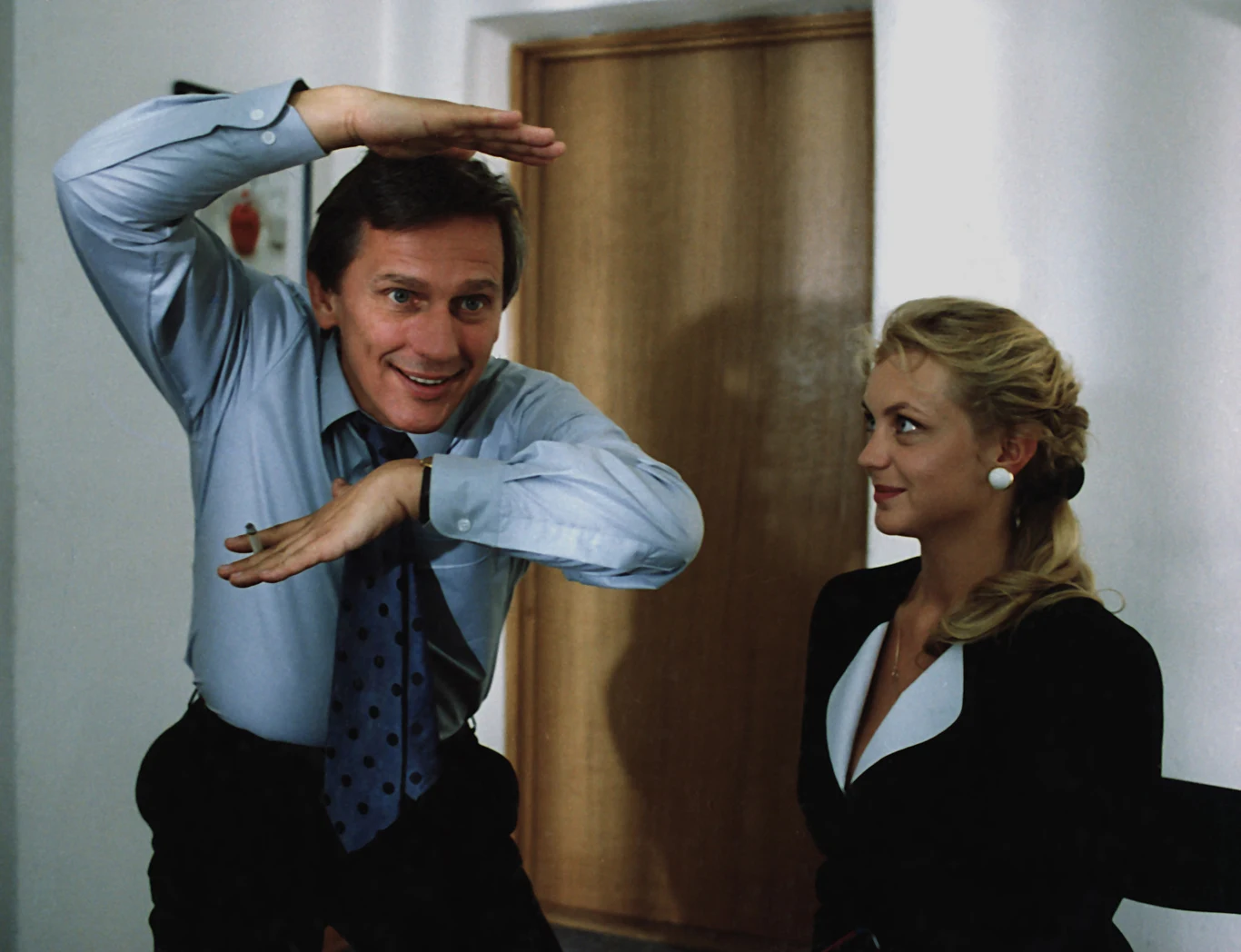 Na kinowym ekranie Ścibakówna zadebiutowała w 1992 roku epizodyczną rolą w filmie Roberta Glińskiego "Wszystko co najważniejsze". Potem oglądaliśmy ją jeszcze w "Wielkiej wyspie" Jana Łomnickiego, "Pestce" Krystyny Jandy (w oby tych produkcjach wcieliła się w role... sekretarek) oraz "Dzieciach i rybach" Jacka Bromskiego.

Na planie "Wielkiej wyspy" partnerował jej przyszły mąż - starszy o 25 lat Jan Englert. Gdy się poznali on był rektorem i wykładowcą Akademii Teatralnej, ona - jego studentką. 