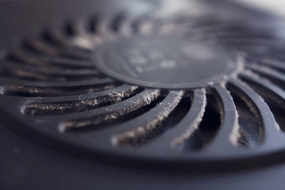 W kilkuletnich urządzeniach problemem są zakurzony układ chłodzenia oraz stara pasta termoprzewodząca W kilkuletnich urządzeniach problemem są zakurzony układ chłodzenia oraz stara pasta termoprzewodząca