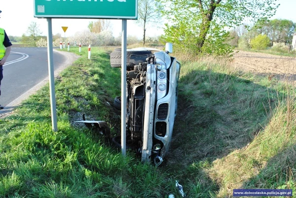 Samochód wpadł do rowu i został poważnie zniszczony