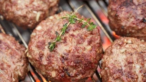 ​Zamiast kiełbasy, połóż to na grillu. W PRL-u każdy się zajadał, dziś też zrobi furorę