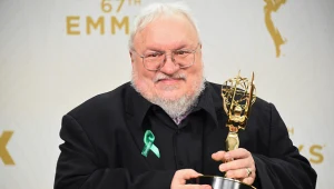 George R. R. Martin z nagrodą Emmy za najlepszy serial "Gra o tron"