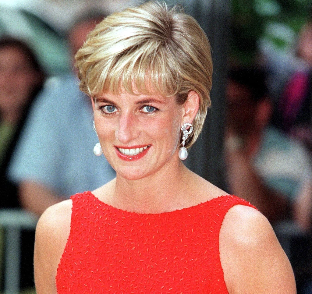 Księżna Diana wraz ze swoją charakterystyczną, lekko rozczochraną krótką fryzurą rozkochała w sobie wszystkie kobiety świata