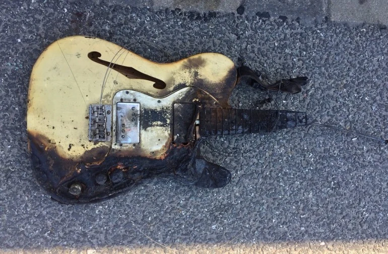 Gitara spalona w pożarze / archiwum zespołu Gitara spalona w pożarze / archiwum zespołu