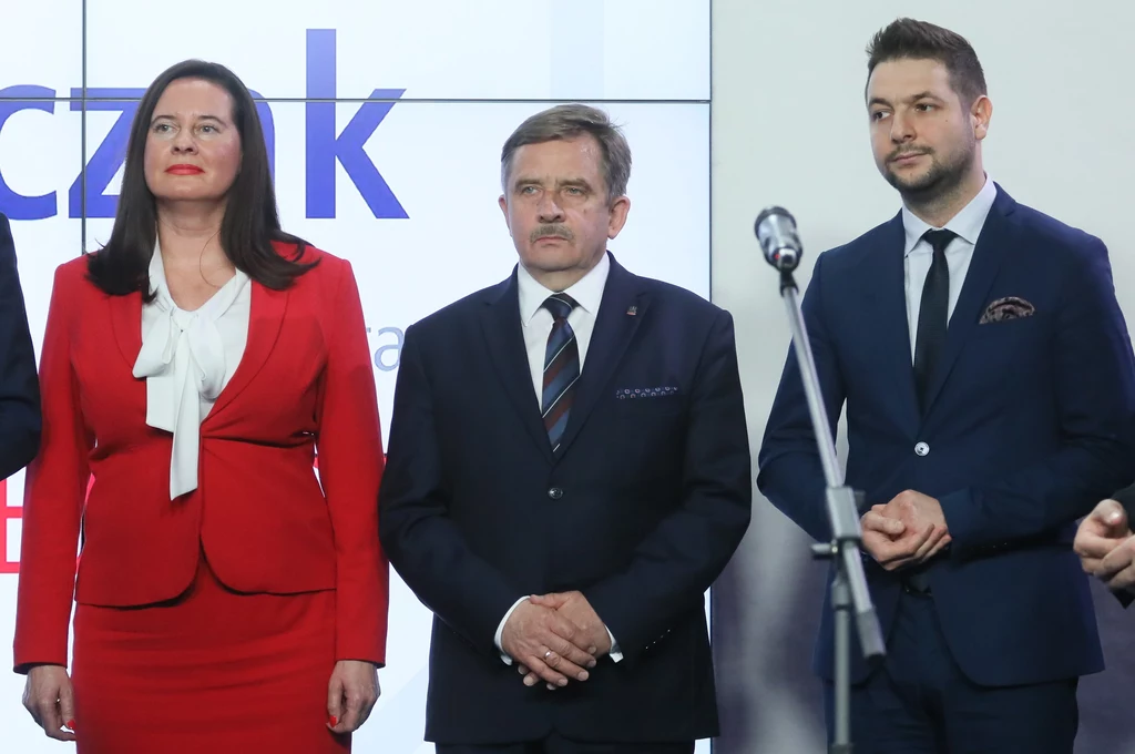 Kandydaci Zjednoczonej Prawicy na prezydentów, od lewej: Opola - Violetta Porowska, Rzeszowa - Wojciech Buczak i Warszawy - Patryk Jaki podczas konferencji w siedzibie PiS w Warszawie Kandydaci Zjednoczonej Prawicy na prezydentów, od lewej: Opola - Violetta Porowska, Rzeszowa - Wojciech Buczak i Warszawy - Patryk Jaki podczas konferencji w siedzibie PiS w Warszawie