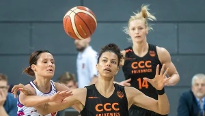 Koszykarka Artego Bydgoszcz Elżbieta Międzik (L) oraz Alysha Clark (C) i Magdalena Leciejewska (P) z CCC Polkowice 