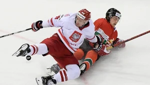 Napastnik reprezentacji Polski Krystian Dziubiński i Węgier Krisztian Nagy