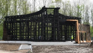 Spalona tężnia solankowa nad zalewem Nowohuckim w Krakowie