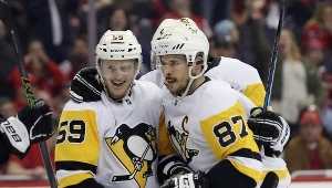 Jake Guentzel (z lewej) i Sidney Crosby z Pittsburgh Penguins