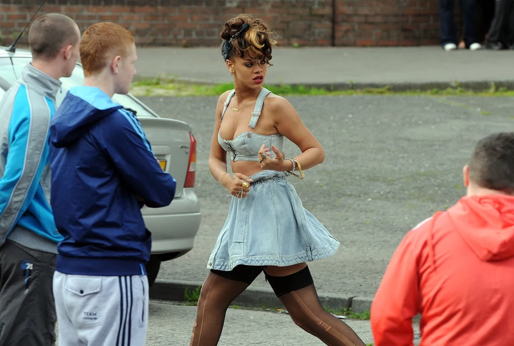 Rihanna znana jest z miłości do denimowych spódniczek 