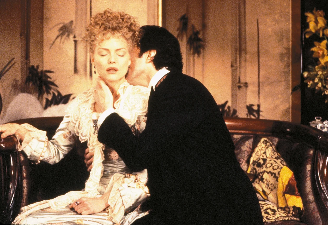 O tym, że świetnie czuje się w rolach kostiumowych, udowodniła grając w "Wieku niewinności" Martina Scorsese. W fascynującej opowieści o ludziach, którzy nie wahają się rzucić wyzwania konwenansowi, aktorka wcieliła się w postać Ellen, kuzynki dziewczyny z wyższych sfer (Winona Ryder), która usidla jej narzeczonego (Daniel Day Lewis).