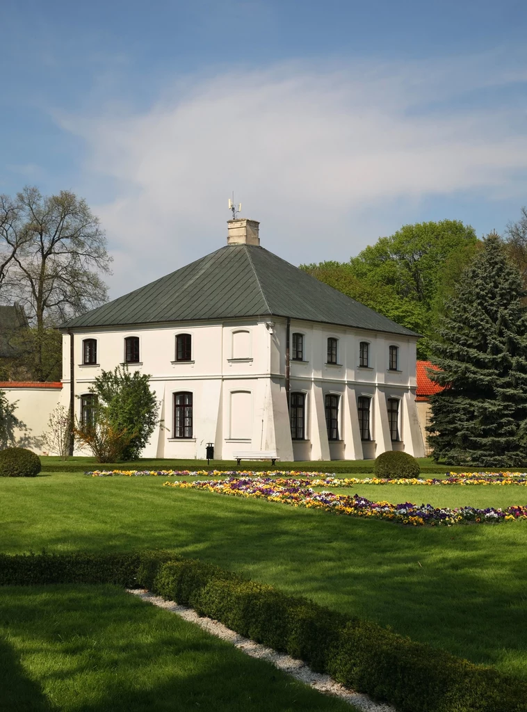 Kozłówka. Pałac można zwiedzać z przewodnikiem. Muzeum czynne jest w majowy weekend