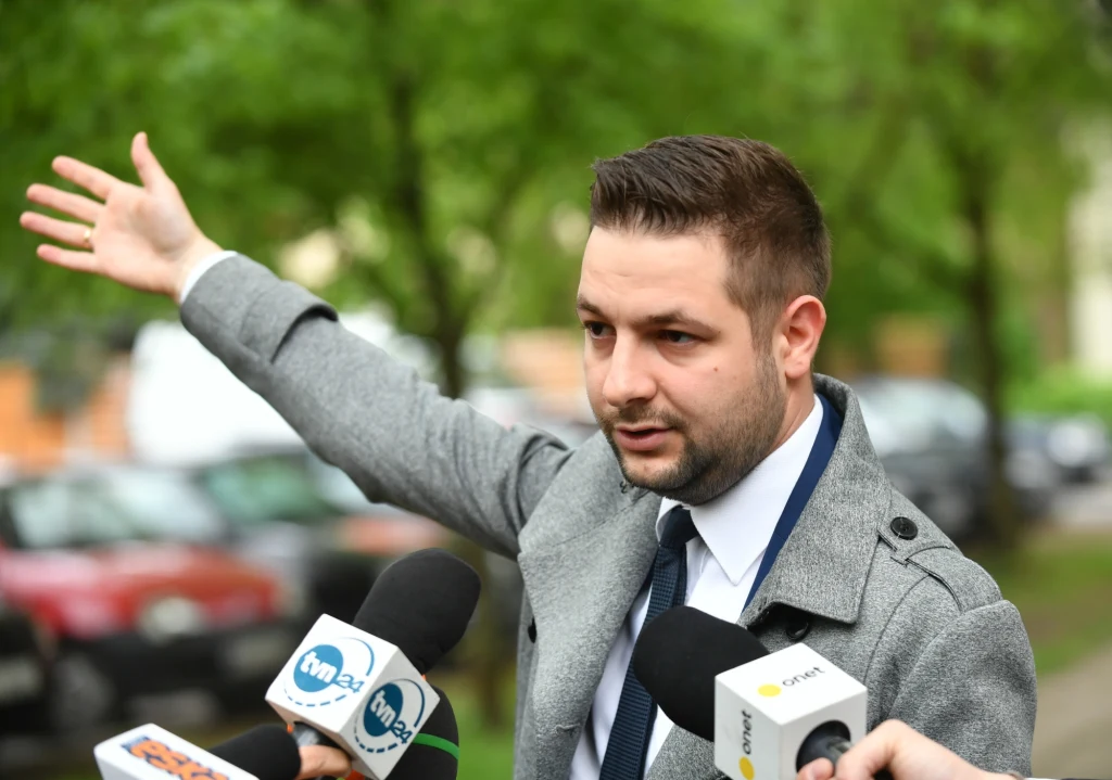 Wiceminister sprawiedliwości, przewodniczący komisji weryfikacyjnej ds. reprywatyzacji Patryk Jaki w czasie konferencji prasowej w Warszawie Wiceminister sprawiedliwości, przewodniczący komisji weryfikacyjnej ds. reprywatyzacji Patryk Jaki w czasie konferencji prasowej w Warszawie