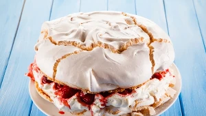 Beza Pavlova z malinami