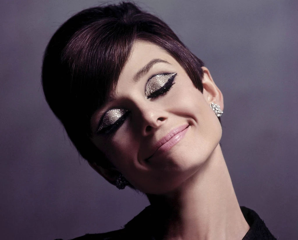 W "Two For The Road" Hepburn zachwyca, jak w każdym filmie - nie tylko aktorsko, ale i modowo